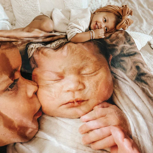 Erstaunliche Qualität! Ich habe diese Decke für meine Tochter gekauft. Super weich und kuschelig - toller Wert. Kam so schnell und ohne Probleme an.