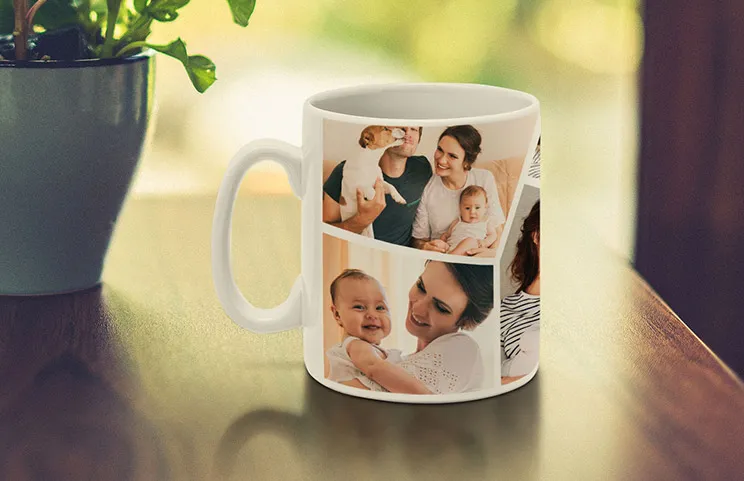 Fotocollage-Tassen von Printerpix|Individuell gestaltete Tasse mit einer Collage von Fotos eines Paares und ihres Babys von Printerpix|Nahaufnahme einer benutzerdefinierten Fototasse mit einer Fotocollage von Familienfotos und Text|Nahaufnahme einer Tasse mit Bildcollage von Fotos eines jungen Paares|Mädchen hält Tasse mit Fotocollage-Design von Paarfotos|Zwei individuell gestaltete Fototassen mit romantischen und familiären Bildern und Text|||||