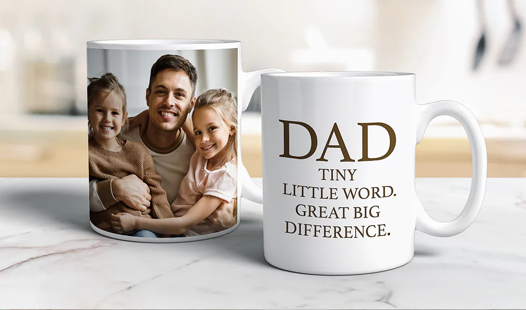 Personalisierte Fototassen von Printerpix|Mama und Baby halten eine Printerpix-Cartoon-Design-Tasse mit Papa-Text|Personalisierte Fototasse mit Bild von krabbelndem Baby im Tieroverall|Mama und Tochter halten individuell gestaltete Fototassen mit Familienfotos|Küssendes Paar mit personalisierten Tassen mit Text|Personalisierte Fototasse mit Ihrem eigenen Foto eines Hundes|||