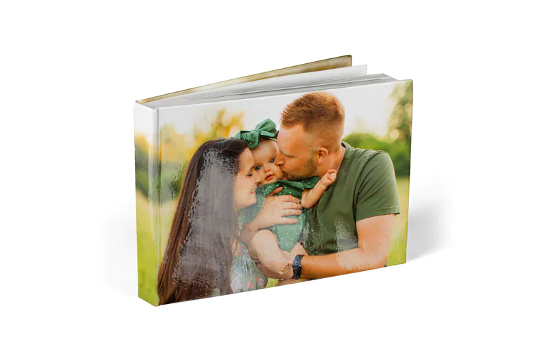 Fotoalben|Fotoalben|Personalisierte Fotoalben mit romantischen Bildern eines Paares und Fotocover|Familienfotoalbum mit individuell bedrucktem Cover und Familiennamen|Haustier und Frau betrachten personalisiertes Familienfotoalbum mit individuellem Design|Zwei Personen betrachten ein Printerpix-Fotoalbum mit Hochzeitsfotos und Braut|||||