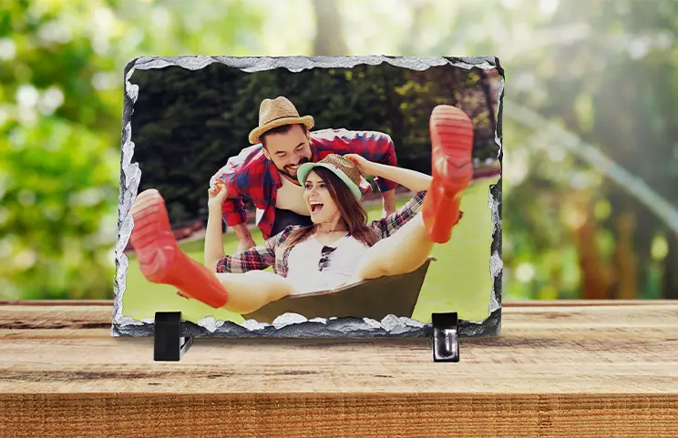 Stein-Fotoplatte|Personalisiertes Familienfoto auf Steinplatte|Seitenansicht der Steinplatte mit Baby, Mama und Papa|Zwei junge Menschen auf einer Steinplatte gedruckt|Personalisierter Geschenkstein mit gedrucktem Bild||||||