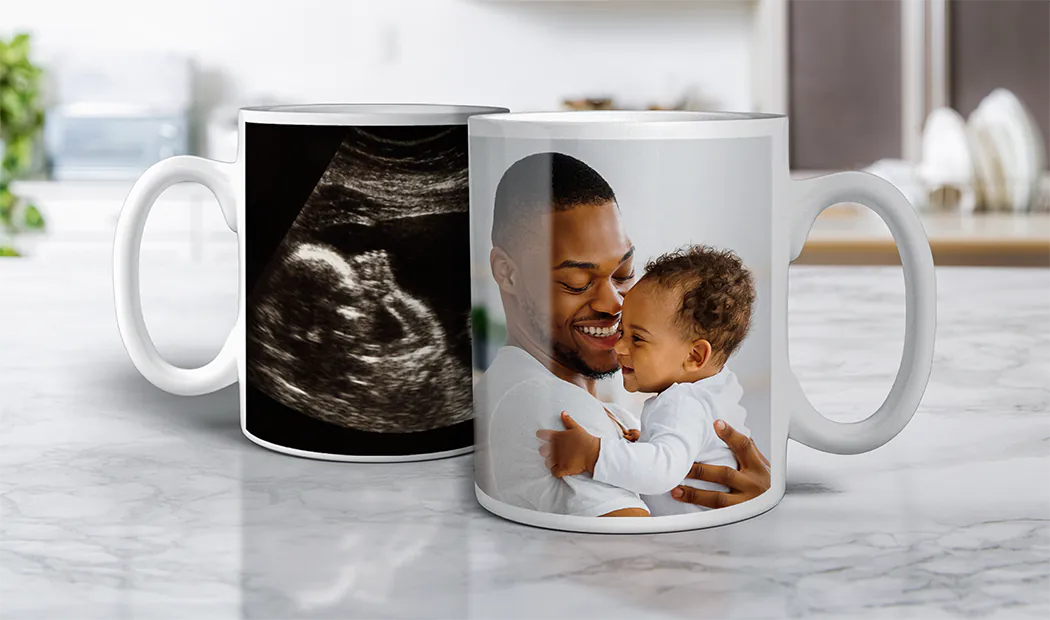 Personaliserte Fototassen von Printerpix|Mutter und Baby halten eine von Printerpix entworfene Tasse mit Papatext|Personalisierte Fototasse mit einem Bild eines krabbelnden Babys im Tier-Overall|Mutter und Tochter halten selbst gestaltete Fototassen mit Familienfotos|Küssendes Paar mit personalisierten Tassen mit Text|Personalisierte Fototasse mit Ihrem eigenen Foto von einem Hund darauf|||||