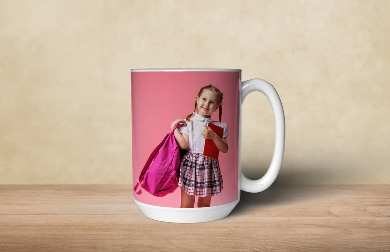 Personalisierte Fototassen von Printerpix|Mutter und Baby halten eine personalisierte Tasse mit Cartoon-Design und "Papa"-Text von Printerpix|Personalisierte Fototasse mit Bild eines krabbelnden Babys im Tieroverall|Mutter und Tochter halten individuell gestaltete Fototassen mit Familienfotos|Küssendes Paar mit personalisierten Tassen mit Text|Personalisierte Fototasse mit eigenem Foto von einem Hund drauf|||||