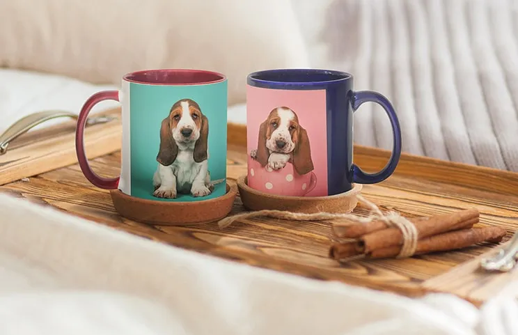 Personalisierte farbige Fototassen von Printerpix|Rote und blaue Printerpix-Fototassen mit Bildern von Hunden|Katze trinkt aus personalisierter farbiger Fototasse mit Foto der Katze darauf|Personalisierte rote Tasse mit Foto eines jungen Mädchens neben Keksen|Zwei individuell farbige personalisierte Kaffeetassen mit Familienfotocollage|Kaffee in roter personalisierter Fototasse mit Foto eines kleinen Jungen|||||