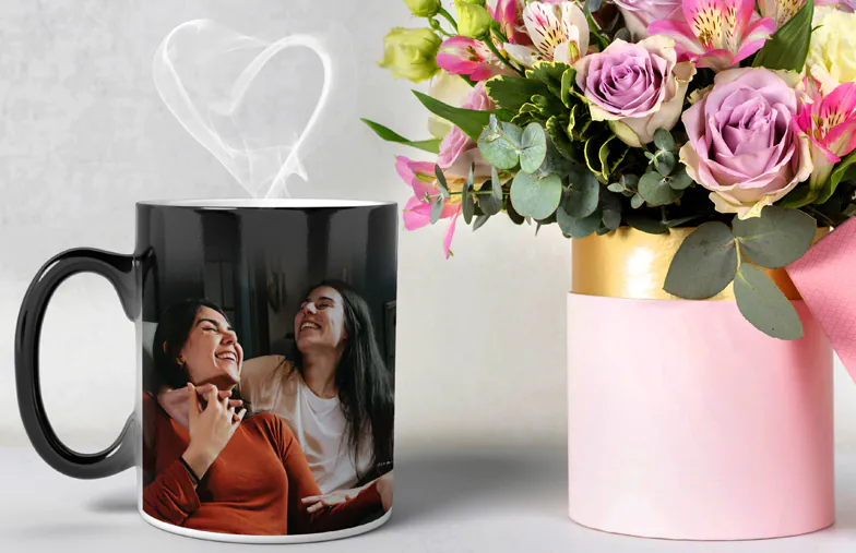 Printerpix Benutzerdefinierte magische Farbwechsel-Tasse mit personalisiertem Babyfoto enthüllt|Printerpix Benutzerdefinierte magische Farbwechsel-Tasse mit personalisiertem Babyfoto enthüllt|Junger Junge hält eine individuell gestaltete magische Tasse mit eigenem Foto|Magische Tasse mit Katzenbild, in die auf einem Schreibtisch Tee eingegossen wird|Paar hält zwei magische Farbwechsel-Tassen mit personalisiertem Text von Printerpix|Personalisierte magische Tasse mit enthülltem Foto einer jungen Frau|||||