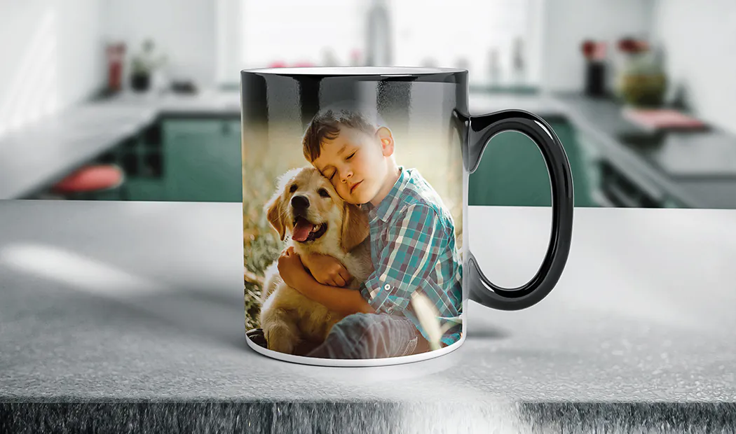 Printerpix Benutzerdefinierte magische Farbwechsel-Tasse mit personalisiertem Foto eines Babys enthüllt|Printerpix Benutzerdefinierte magische Farbwechsel-Tasse mit personalisiertem Foto eines Babys enthüllt|Junger Junge hält eine benutzerdefinierte magische Tasse mit einem Foto von sich selbst|Magische Tasse mit einem Bild einer Katze, in die Tee auf einem Schreibtisch gegossen wird|Paar hält zwei magische Farbwechsel-Tassen mit personalisiertem Text von Printerpix|Personalisierte magische Tasse mit enthülltem Foto einer jungen Frau|||||