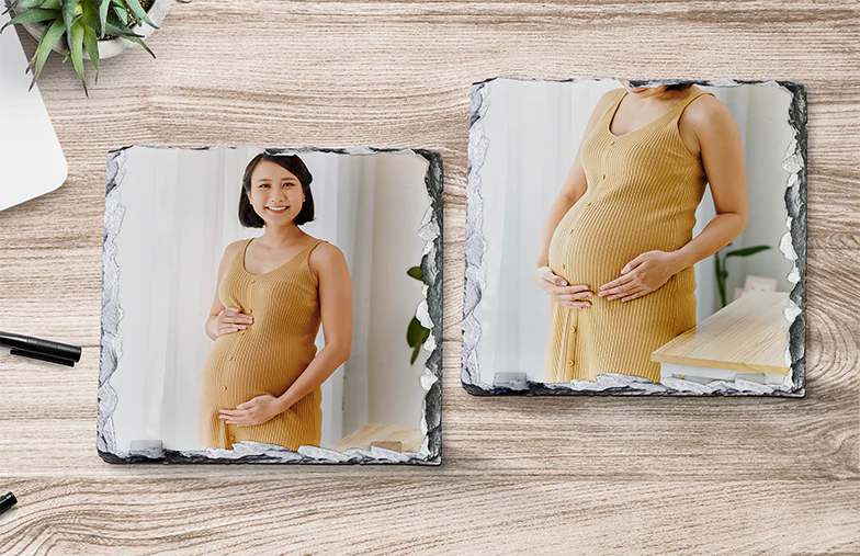 ["Stone-Fotoplatte", "Steinplatte mit Familienfoto", "Seitenansicht der Steinplatte mit Baby, Mama und Papa", "zwei junge Menschen auf einem Stein gedruckt", "Personalisierte Geschenkstein mit Bild", "", "", "", "", ""]