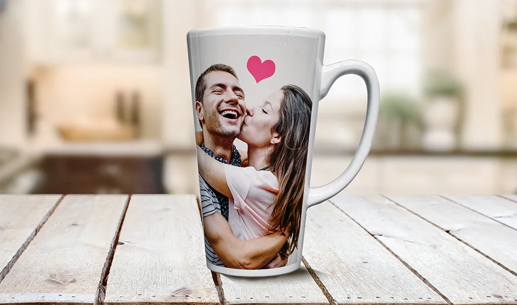 Custom Latte Mugs by Printerpix|Personalisierte große Latte-Tasse von Printerpix mit Herz und Foto eines sich küssenden Paares|Zwei große weiße Latte-Tassen, individuell gestaltet mit Fotos von Paar und Hund|Zwei individuell gestaltete Latte-Tassen mit eigenen Fotos des Paares und einem Zitat|Junges Paar hält personalisierte Latte-Tassen mit Text und Bildern|Kaffeetasse mit Foto eines jungen Paares bedruckt|||||