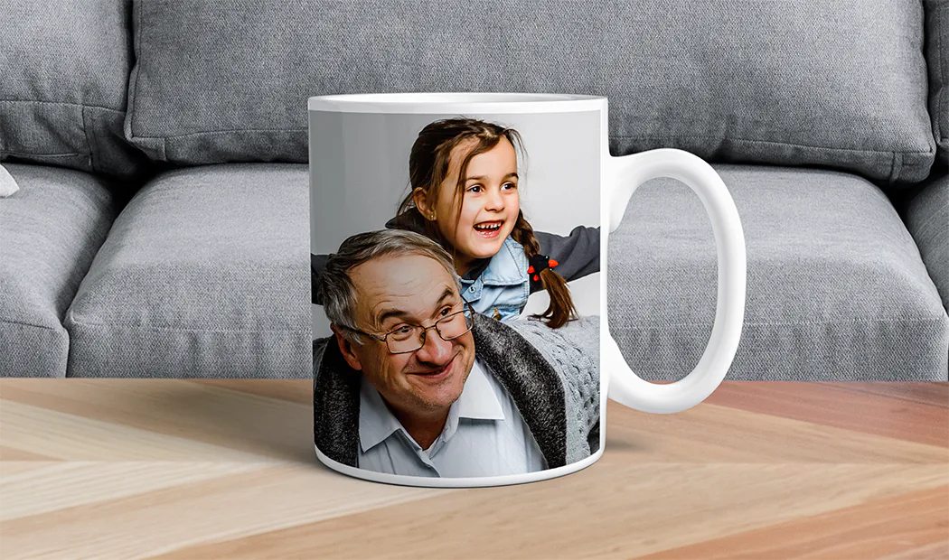 Personalisiert Fototassen von Printerpix|Mutter und Baby mit einer benutzerdefinierten Cartoon-Tasse von Printerpix mit "Papa"-Text|Personalisierte Fototasse mit Bild eines krabbelnden Babys im Tier-Overall|Mutter und Tochter mit individuell gestalteten Fototassen mit Familienfotos|Küssendes Paar mit personalisierten Tassen mit Text|Personalisierte Fototasse mit eigenem Hundebild drauf|||||